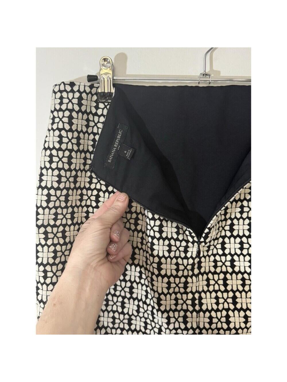 Banana Republic Geometric Black White Knee Length Pencil Skirt Lined Size 6 - Picture 3 of 3